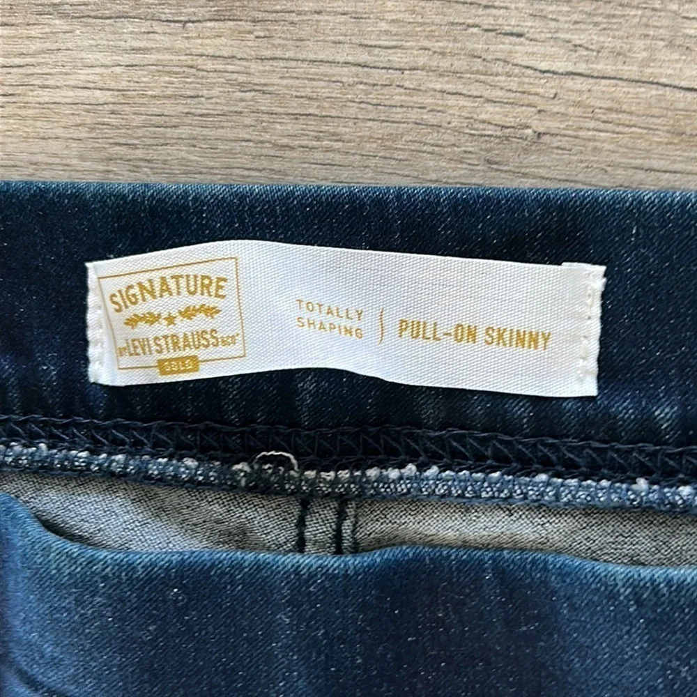 Levi’s size 32 pull on skinny jeans